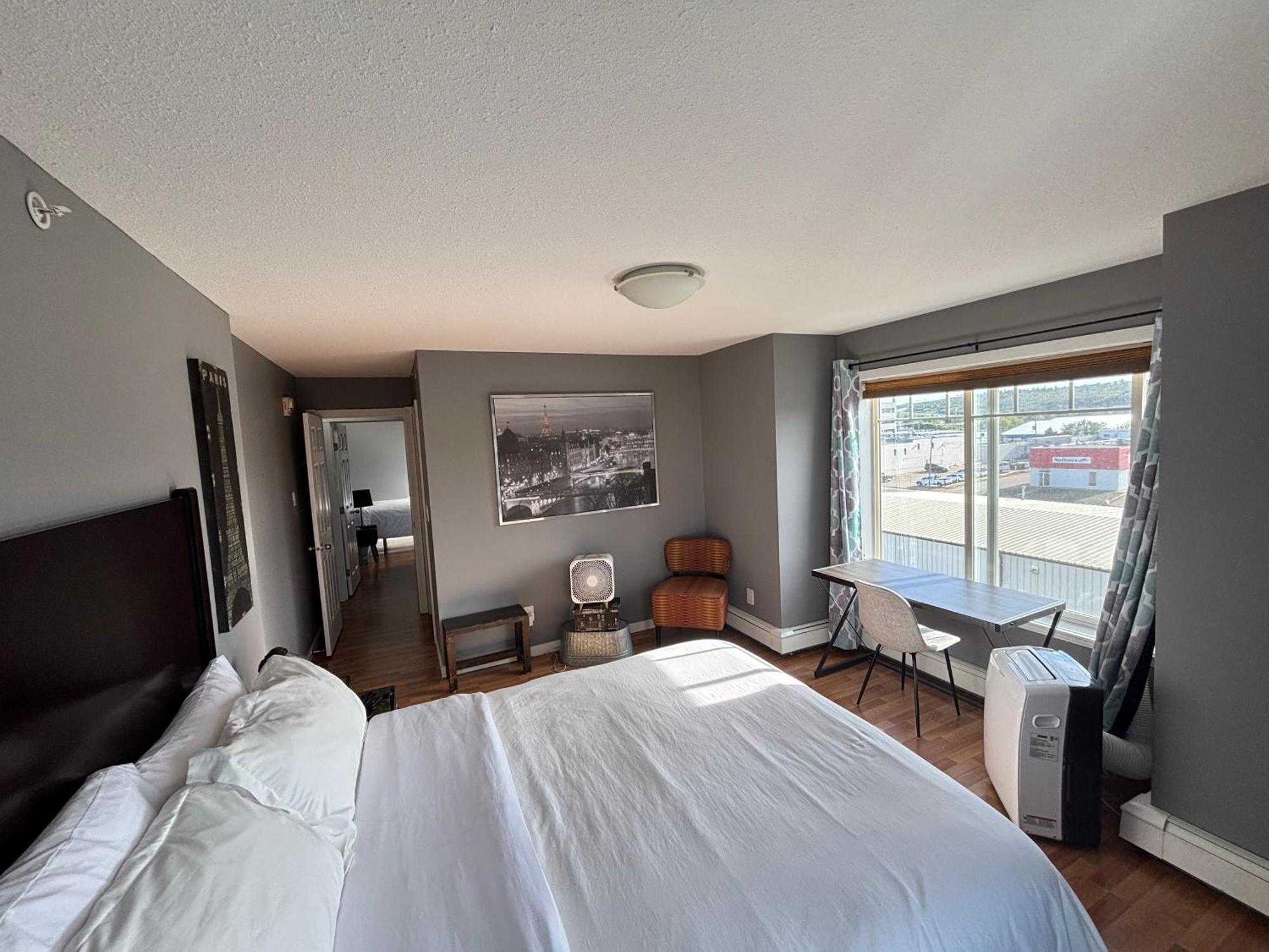 Top Floor Riverfront Condo With Stellar Sunsets! フォートマクマレー エクステリア 写真